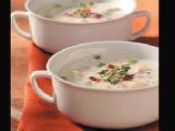 حساء كريمة الدجاج بالبطاطس والزعتر