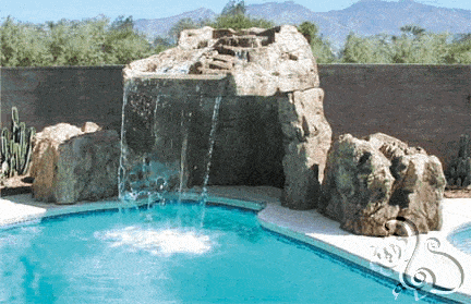 شلال مائي صخري يصب في حوض السباحة