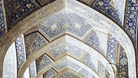 الطابع الإسلامي في الزخرفة  على الجدران يتوج  جمالية  فن الأقوس المتتالية