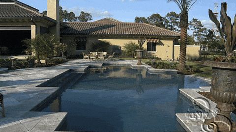 فيلا فخمة مع حوض السباحة و السقف القرميدي