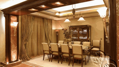 غرفة طعام فخمة مع ديكور للاضاءة و ستائر مناسبة