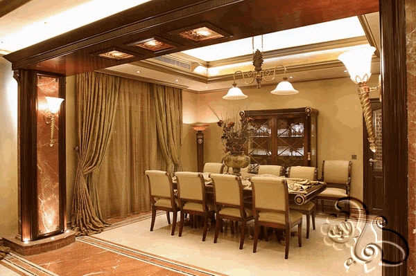 غرفة طعام فخمة مع ديكور للاضاءة و ستائر مناسبة