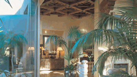 ارضية رخامية مع درابزين رخامي لجزء من الصالة المطل على المسبح