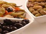 زيتون أسود وأخضر مع الثوم