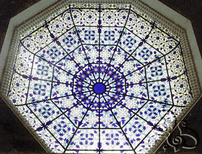 قبة زجاجية ملونة