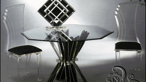 طاولة طعام ومقاعد من الزجاج