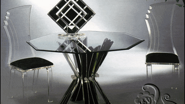 طاولة طعام ومقاعد من الزجاج