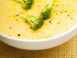شوربة الحليب المزينة بالبروكلي