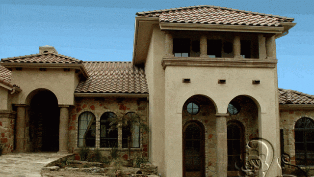 فيلا بواجهة حجرية وسقف قرميدي