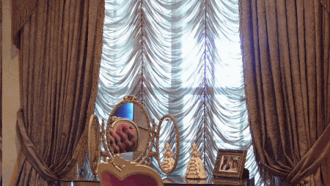 ستائر باللون البني