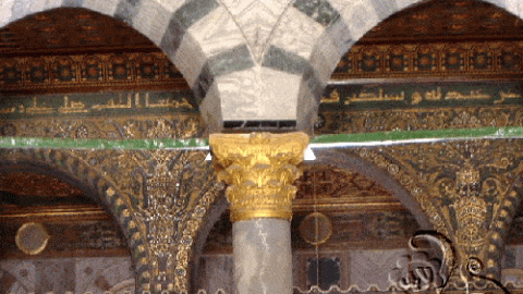 الديكورات الإسلامية المتميزة بالنقوش والخط الكوفي والقناطر المزخرفة بالأشكال الهندسية الرائعة