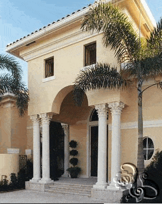 واجهة فيلا مزينة بأعمدة للمدخل