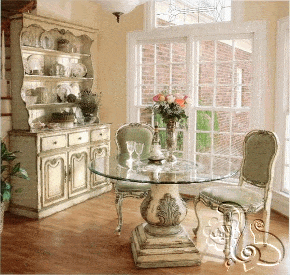 غرفة طعام بسيطة