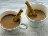 شوكولاتة ساخنة مع أعواد القرفة