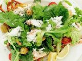 سلطة الخس مع الجبن والجوز