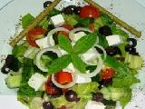 سلطة الخس بالجبنة والزيتون الأسود