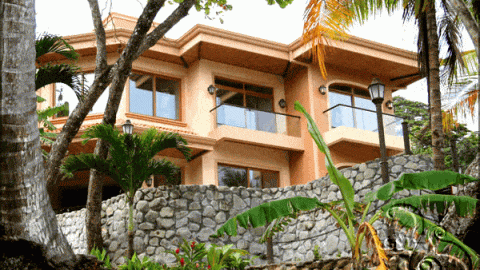 فيلا فخمة مع السور الخارجي الحجري