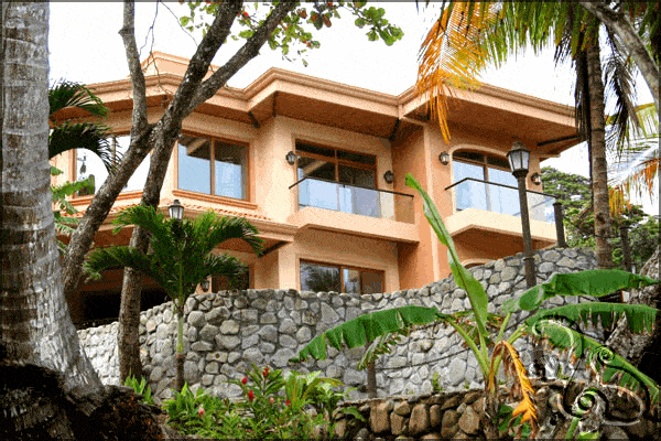 فيلا فخمة مع السور الخارجي الحجري