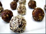 كرات التمر و البندق بالشيكولا