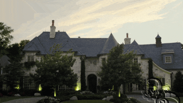 فيلا بواجهة حجرية وسقف قرميدي