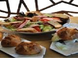 خبز بالجبن وقطع اللحم