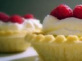 قطع صغيرة من تارت بالفواكه