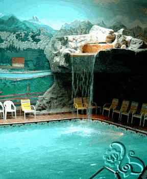 شلال يصب في حوض سباحة داخلي