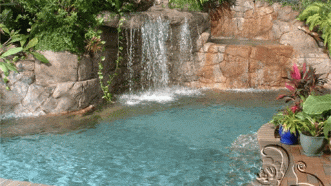 شلال مائي على المسبح