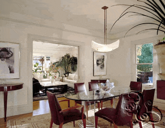 غرفة طعام تمتاز بالطاولة الزجاجية