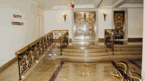 ارضية رخامية مع حزام ارضي للمدخل يتناسب مع الباب و الدرابزين الموجود