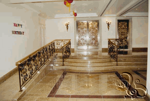 ارضية رخامية مع حزام ارضي للمدخل يتناسب مع الباب و الدرابزين الموجود