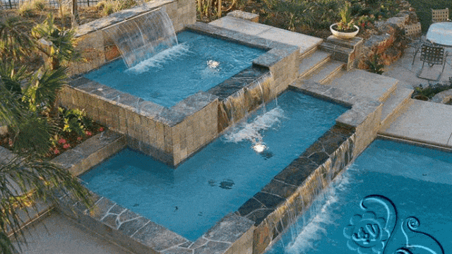 شلال مائي على حوض السباحة