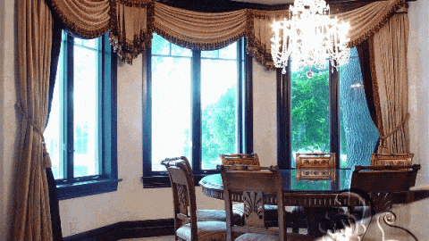 ديكور لغرفة الطعام يشمل الطاولة المستديرة مع الستائر و الاضاءة المناسبة