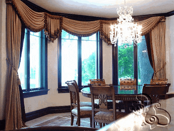 ديكور لغرفة الطعام يشمل الطاولة المستديرة مع الستائر و الاضاءة المناسبة