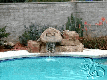 شلال مائي حجري رائع يصب في حوض السباحة