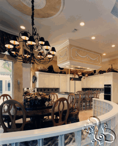 غرفة طعام مفتوحة على المطبخ ويفصلها عن الصالة جدار من البلوك الزجاجي