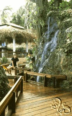 شلال مائي صخري