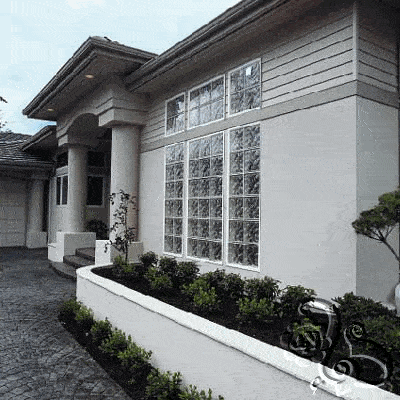 واجهة احدى الفلل الذي يدخل البلوك الزجاجي في ديكورها الخارجي