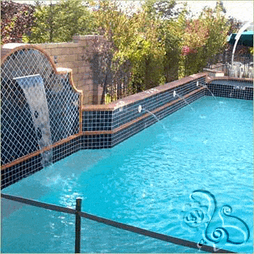 شلال و نوافير مائية على المسبح