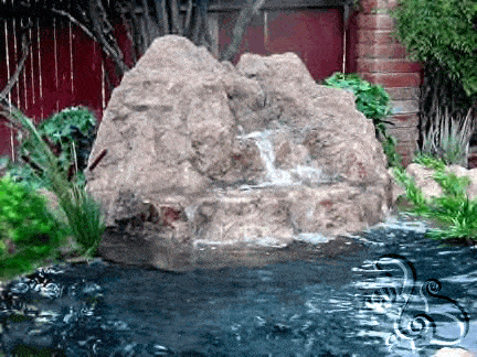 شلال مائي صخري