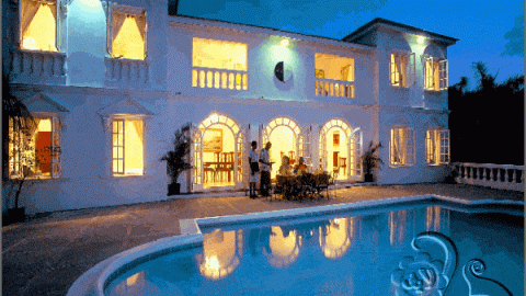 واجهة فيلا مع حوض السباحة الخارجي