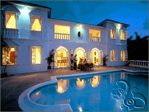 واجهة فيلا مع حوض السباحة الخارجي