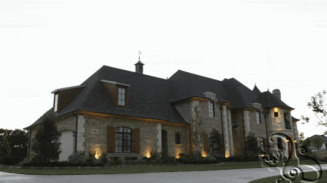 فيلا بواجهة حجرية وسقف قرميدي