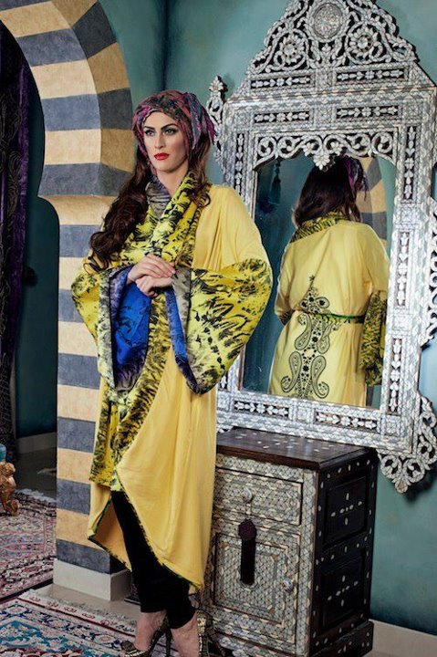 عباية باللون الاصفر مع الاسود