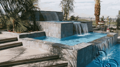 شلال مائي على حوض السباحة