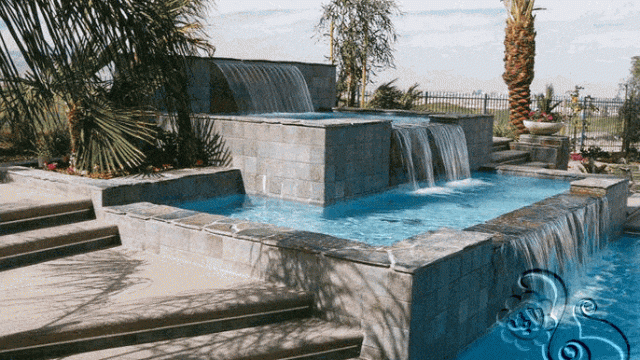 شلال مائي على حوض السباحة