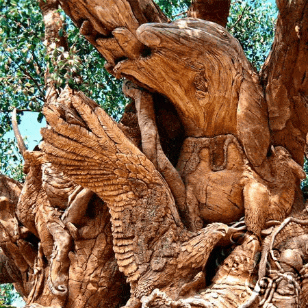 اعمال نحت على جذوع الشجر