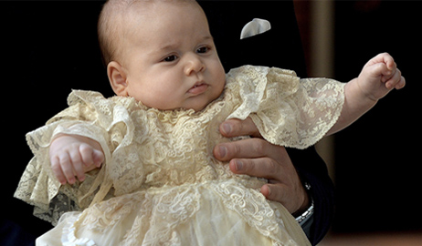 معمودية الأمير جورج في ثوب عمره 170 عاماً