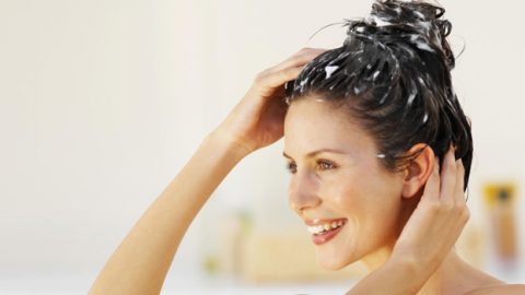 التقشير علاج سحري لكل مشاكل الشعر
