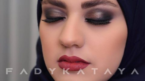مكياج عيون داكن براق مع احمر شفاه احمر نحاسي من فادي قطايا للسهرة